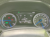 視認性の高いメーター類で、運転に必要な情報を的確に把握できます。洗練されたデザインが、運転の楽しさを高めます。豊富な情報表示も特徴です。
