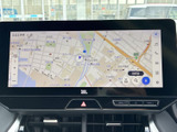 鮮明な地図表示で、道に迷う心配はありません。渋滞情報もリアルタイムで確認でき、スムーズなルート選択に貢献します。運転に集中できます。