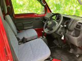運転席はシンプルで操作性に優れています。シートは座り心地が良く、長時間の運転でも疲れにくい設計です。