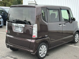コンビネーションランプを高い位置に配置、後続車に見やすいデザインで安全にも配慮。