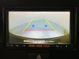 リバースギアに入れるだけで後方の表示へ切り替わります。夜間や雨の日の駐車も楽になりますよ。
