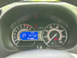 視認性の高いメーター類で、運転に必要な情報を一目で確認できます。落ち着いたデザインで、運転に集中できる空間を演出します。