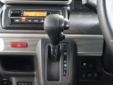 従来のストレート式シフトノブを採用。扱いやすい従来型のシフトノブです!