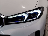 【LEDヘッドライト】先進のLEDテクノロジーを採用。放射される白色光の周波特性は太陽光に近く、バイキセノン・ヘッドライトを上回るコントラストで更に明るく輝きます!