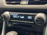 【左右独立型フルオートエアコン】運転席と助手席でそれぞれお好みの温度に設定可能。同乗者にも配慮した、快適な空調をお届け致します。
