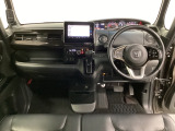 車内は光触媒抗菌消臭施工済です。スタイリッシュなデザインでスポーティなインパネ周りを演出します。グローブボックスやカップホルダーのほかにトレーなどたくさんの収納スペースが付いています。
