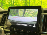 【バックカメラ】駐車時に後方がリアルタイム映像で確認できます。大型商業施設や立体駐車場での駐車時や、夜間のバック時に大活躍!運転スキルに関わらず、今や必須となった装備のひとつです!