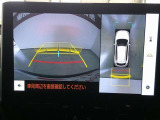 パノラミックビューモニター付きです。 車両を上から見たような映像をディスプレイオーディオ画面に表示。 運転席からの目視だけでは見にくい、車両周辺の状況をリアルタイムでしっかり確認できます。