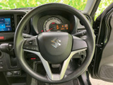 握りやすいステアリング形状で、快適な運転操作をサポートします。オーディオ操作もステアリングから手軽に行えます。運転姿勢も自然に保てます。
