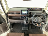 【前方視界】開放的な前方視界!運転がしやすく疲れにくいです♪窓が大きく、見通しがとっても良いおクルマですよ♪