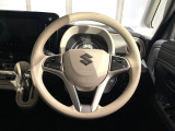 インテリアに合わせたデザインのステアリングは、運転される方のことも考え、運転しやすい形状、大きさです。是非一度、実際に触ってお確かめください。