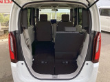後席は分割可倒式で、用途に合わせてアレンジ可能。荷物の量や乗車人数に応じて柔軟に使える便利なシートです。