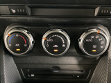 空調スイッチ類は最近流行のタッチパネル式ではなく、運転中でも直感的に操作できるダイヤル式を採用しております。