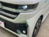 【LEDヘッドライト】悪天候や夜間走行時も良好な視界を確保し安心して運転できる高輝度LEDヘッドライトを装備!点灯速度が早く、消費電力も抑えられています。