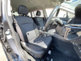 運転席まわりには十分なスペースがあり、大柄な方でもゆったり運転していただける環境です。