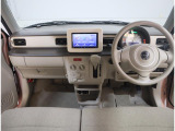 ソフトべージュの優しい配色がほっとする、快適な運転空間です。