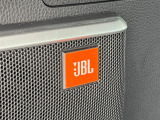 【JBLサウンドシステム】メーカーオプションの高品位サウンドシステムを搭載。専用のチューニングが施された大小様々なスピーカーから良質なサウンドが奏でられ、臨場感あふれる音響空間を演出します。