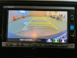 リバースギアに入れるだけで後方の表示へ切り替わります。夜間や雨の日の駐車も楽になりますよ。
