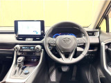 上質で落ち着いた印象のインパネ周りです。各操作スイッチ類も使いやすいよう配置されています。