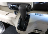 インパネシフトだから視線の移動も少なく足元もスッキリ♪運転席もゆったりしているのでゆとりを持ってドライブできますね!