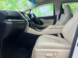 ドライバーズシートは、身体を包み込むような座り心地。長時間の運転でも疲れを軽減し、快適なドライブをサポートします。