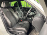 運転席まわりには十分なスペースがあり、大柄な方でもゆったり運転していただける環境です。