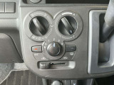 余計な操作の手間が無いフルオートエアコン。車内を常に快適な温度で保ちます!!