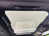 【ガラスルーフ】ガラスルーフ搭載で車内の解放感が一気にアップ!開放的なドライブをお楽しみいただけます。