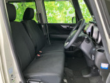 運転席からの視界は広く、運転操作もスムーズに行えます。シートの座り心地も良く、長距離運転でも疲れにくいでしょう。快適な運転空間です。