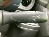 操作しやすい位置に配置されたウインカーレバー。スムーズな操作で、安全な車線変更をサポートします。オートリターン機能も便利です。