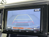 後方の見える安心をお届けするバックガイドモニター付:バックするときのアシストラインもあって楽々バック!車庫入れや縦列駐車をサポートし、苦手な駐車も安心です!今やもう手放せない装備ですネ♪