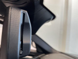 自動防眩機能を備えたルームミラー。ETC車載器を搭載しておりスタイリッシュかつ機能性を兼ね備えております。