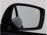 車体後部に内蔵されたセンサーによって、自車の後側方から接近する車両を検知。衝突の危険があるとシステムが判断した場合、ドアミラーのLEDインジケーターや警報音でドライバーに注意を促します。