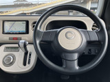 手に馴染むステアリングは、運転のしやすさを追求した設計。操作性も高く、快適なドライビングをサポートします。握り心地も良好です。