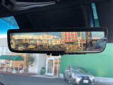 【デジタルインナーミラー(トヨタ)】車両後方カメラの映像をルームミラーに映すことが出来ます。 そのため、後席に人や荷物があって後方が見えづらい場合でもしっかり視界を確保することが出来ます。