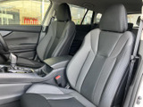 運転しやすい配置のメーター類と、操作しやすいスイッチ類が、快適なドライビングをサポートします。安全運転をサポートする機能も充実。
