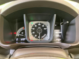視認性の高いメーターで、運転に必要な情報をしっかり確認できます。運転に集中できる落ち着いたデザインも魅力です。情報表示も分かりやすい。