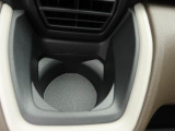 カップホルダーは運転席や助手席からちょうど手の届く位置です!!