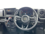 運転席まわりです。 各操作スイッチは使いやすい位置に配置されてます。