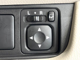 【電動格納ミラー】サイドミラーは電動格納式となっており、狭い駐車場でもキズがつくリスクを抑えられます。
