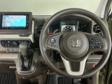 【ハンドル】運転にかかわる様々な操作を安全に行えるように視点移動が少なく操作性に配慮されたスイッチ類が凝縮されたコックピットです。