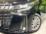 【シーケンシャルターンランプ付きLEDヘッドライト】人気の『流れるウィンカー』付きのLEDヘッドライトを装備♪高級感はもちろん、点灯時は存在感たっぷりで他車からも認識されやすく安心です。
