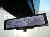 スマートルーミラー装備車両後方のカメラ映像をミラ-面に映し出すので、車内の状況や、天候などに影響されにくく、よりクリアな後方視界が得られます。