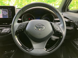 手に馴染むステアリングは、運転操作を快適にします。握りやすく、操作性にも優れています。