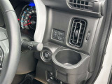 運転席専用のドリンクホルダーを装備。