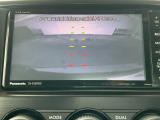 【リアカメラ】リバースに入れるだけで後方の映像が映ります。安全確認や、狭い駐車場での車庫入れ、雨の日や夜間など視界の悪い時に便利です。安全にバックする為には欠かせない装備です。