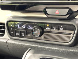 【オートエアコン】一度お好みの温度に設定すれば、車内の温度を検知し風量や温度を自動で調整。暑い&hellip;寒い&hellip;と何度もスイッチ操作をする必要はありません。快適な車内空間には必須の機能ですね♪