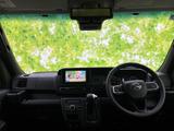 運転席からの視界は広く、運転操作もスムーズに行えます。操作しやすい配置で、快適なドライブをサポートします。長距離運転も疲れにくいでしょう。