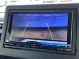 バックモニターが標準装備。狭い道や駐車時も、後方を確認しやすく安心です。安全な運転をサポートする頼もしい機能です。