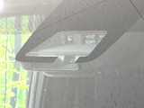 【トヨタセーフティセンス】走行中に前方の車両等を認識し、衝突しそうな時は警報とブレーキで衝突回避と被害軽減をアシスト。より安全にドライブをお楽しみいただけます。